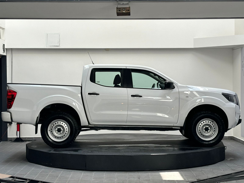 Nissan Comerciales Frontier Pick-Up 4 pts. XE, Doble Cab., L4, 2.5l, TM6, a/ac., VE, R-17 2022